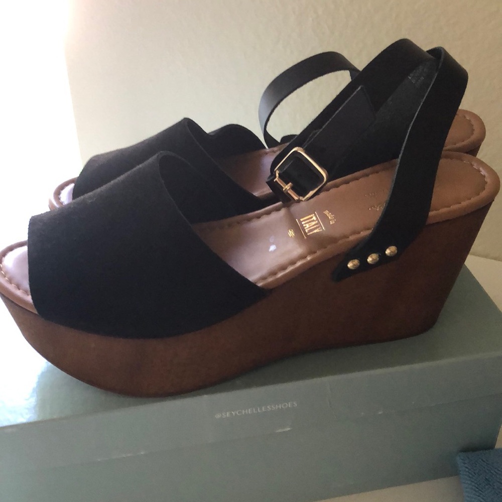 Wood wedges with black suede